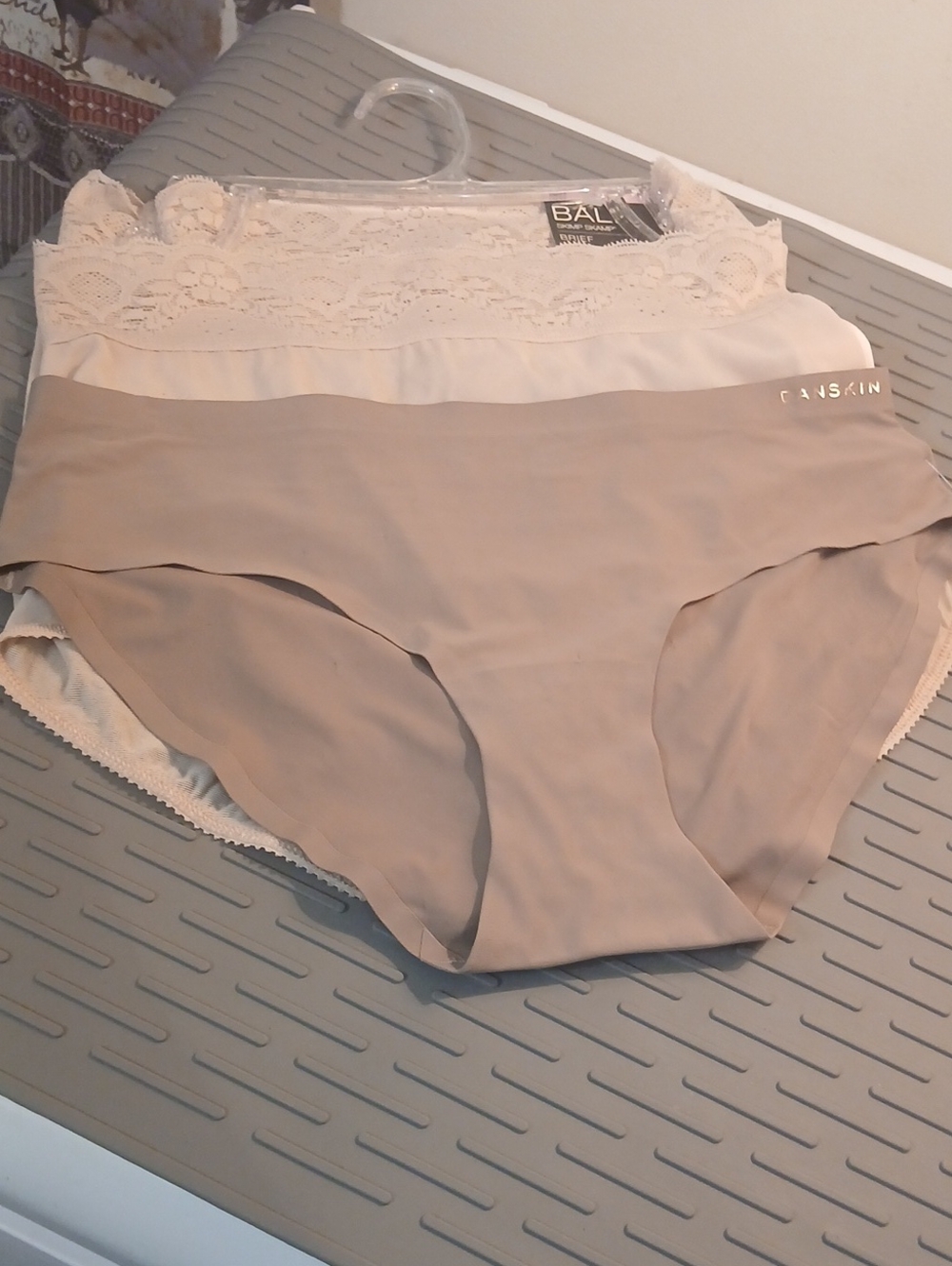 Bali Skimp Skamp Lace Top Briefs Size M6 Two Pairs. Light Pink 1 Pair Dankskin S